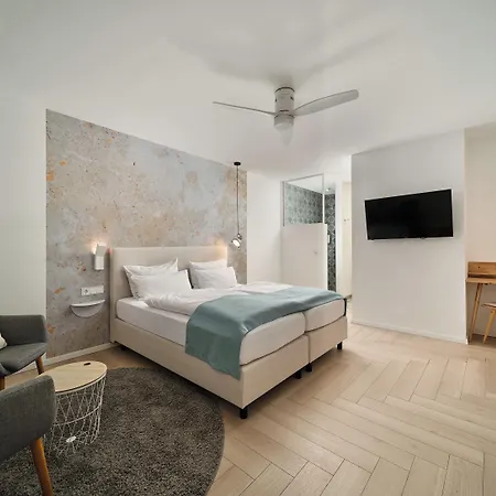 Siebzehn80 3* カロリーネンジール